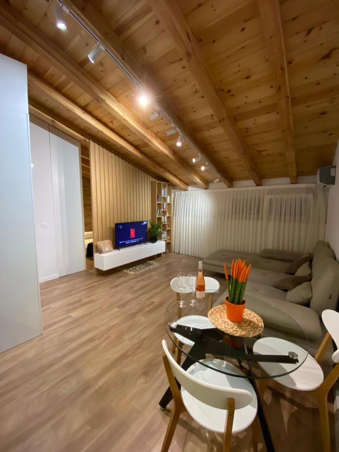 Lovely Loft 1-Bedroom In The Heart Of ティラナ エクステリア 写真